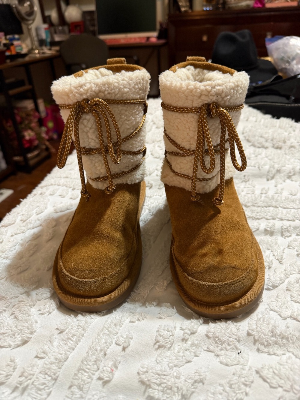 Kids Ugg Koolaburra Boots Size 1 Brown Winter Boots with White Panel in Front - Picture 2 of 8